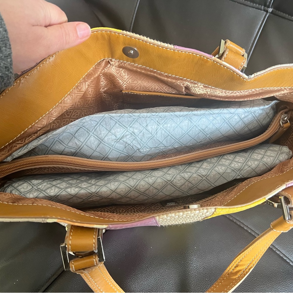 Brand new bag from Relic.
Has comfy straps and center divider. - Picture 3 of 3